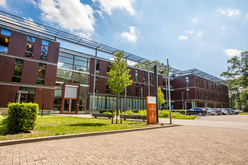 Moderne geebouw Language Institute Regina Coeli B.V. in Vught, Nord Brabant.